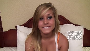 Супер симпатичная 18-летняя юная блондинка сосет толстый член в любительском видео