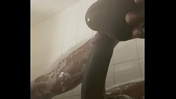 Duschen und brechen in diesem Sexspielzeug