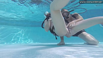 Minnie Manga takes dick underwater