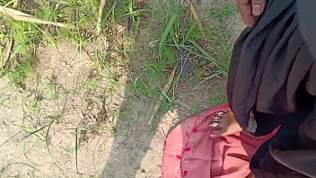 Die Zitze der Freundin eines Dorfmädchens wurde durch Drücken des entfernten Pussywassers zusammengedrückt