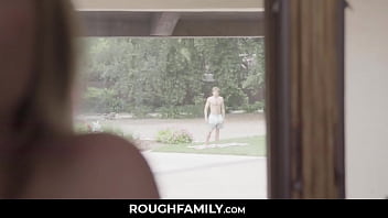 RoughFamily.com ⏩ Ama de casa solitaria y cachonda viendo a su hijastro en el patio trasero - Britney Amber