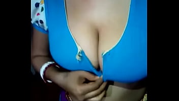 Madrasta indiana tesão exibindo os peitos para ela