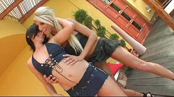 Lesbo hotties kissing with lust and flashing their asses