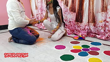 Holi-Special: Die indische Priya hatte bei Holi-Anlässen viel Spaß mit ihrem Stiefbruder