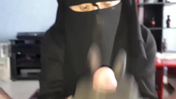 musulmano velato masturba il cazzo