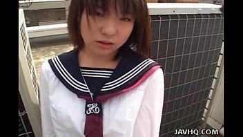 Japanisches Schulmädchen saugt Hahn unzensiert