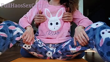 Sexy Stiefschwester im Pyjama Zusammenstellung necken Prügel Arsch Handjob und Cumshot