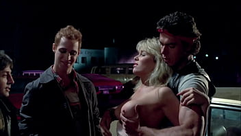 Suzee Slater - Savage Streets - 1984 - HD - Escena de sexo en público