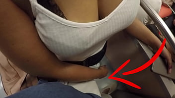 Неизвестная милфа-блондинка с большими сиськами начала трогать мой член в метро! Это называется секс в одежде?
