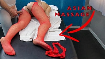 Une MILF asiatique chaude est venue pour un massage avec des collants sexy pour séduire et ta chatte taquiner le masseur!