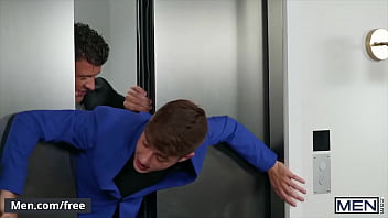 Hengst (JJ Knight) frisst Twinks (Joey Mills) aus. Enger, kleiner Hintern knallt ihn in einem Aufzug - Männer - Folgen Sie Joey Mills und schauen Sie sich ihn unter www.men.com/joey an