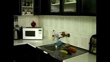 Se masturber avec des légumes dans la cuisine