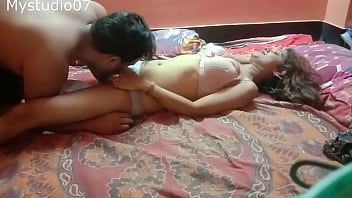 Indisches sexy junges Mädchen, das Sex mit Hauslieferjunge hat