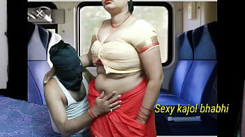 Indische Tante fickt im Bus mit ihrem Sohn auf einer Reise und lutscht Schwanz und nimmt Sperma in die Muschi