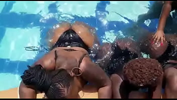Kenyan girls swimming pool twerk