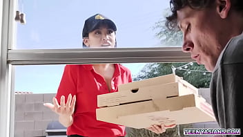 Caras tesudos Jay Romero e Rion King pediram uma pizza, mas Ember Snow entregou tarde, então ela ofereceu sua buceta e começou uma festa de pizza quente a três.