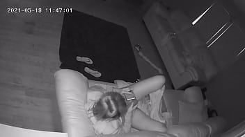 ベビーシッターが妻のバイブレーター隠しカメラでソファで自慰行為をしているのを捕まえた