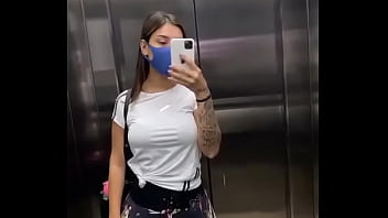 Ana Putinha im Aufzug
