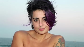 bella donna tatuata con i capelli colorati
