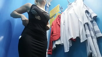 Umkleideraum. Versteckte Kamera. Russisches Mädchen mit großen Titten und Brustwarzen
