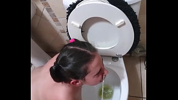 Une jeune fille à queue de cochon suce une bite après avoir été pissé dessus et avoir léché les toilettes | crachats et gifles au visage