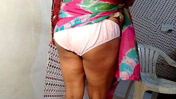 Indische Desi XXX-Ehefrau beim Masturbieren ihrer nassen Muschi vor der Webcam erwischt