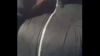 Pendeja trola opens her jacket to show her tits