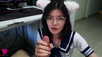 Süße Chan mit Katzenohren in einem sexy Anzug wollte ihren Hunger mit dem Sperma ihres Senpais stillen
