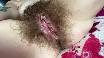 Doppelt tropfnasser Orgasmus haarige Muschi große Klitoris Nahaufnahme