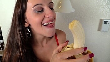 Ashlynn Taylor comiendo plátano