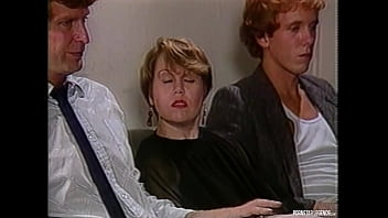 La estrella porno clásica Paula Meadows es follada por Tom Byron mientras Paul Thomas mira