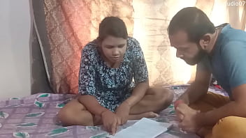 Indischer Heimlehrer fickt sexy Teenie-Studentin zu Hause, genießt mit klarem Audio