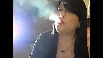 BBW Domme Tina Snua raucht eine Korkzigarette mit Pumpen und Treiben