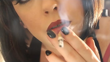 Die vollbusige britische BBW Tina Snua raucht eine Korkzigarette