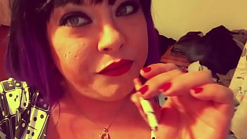 BBW British Domme Tina Snua acende um cigarro com fósforos com dangles, OMI's e drifting