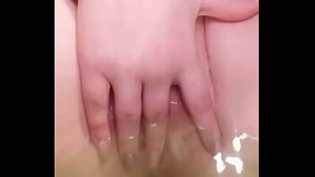Ginger bitch play's with her pussy in bath