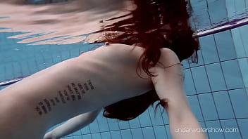 Roxalana Cheh flottant nue seule dans la piscine