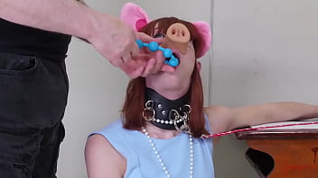 Erniedrigte BDSM-Schweinsklavin isst ihren Doms-Arsch