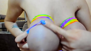 Myla Angel amarra seus peitos com arco-íris!