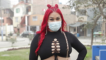超巨乳のベネズエラ人が若いペルー人を誘惑してセックスさせ、彼女の乳房に射精させる