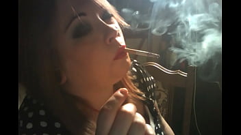 Британская толстушка Tina Snua курит висящими, сносами, носом и конусом выдыхает