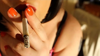 BBW britische Herrin raucht eine Kork-Zigarette in Nahaufnahme
