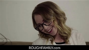 RoughFamily.com ⏩ A meia-irmã nerd precisa do pau do meio-irmão para estudar