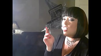 Британская госпожа-толстушка Tina Snua выкуривает 3 тонкие сигареты Karelia