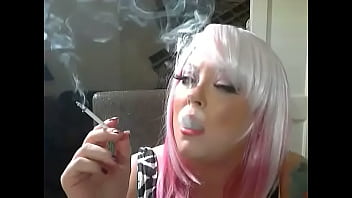 Rosahaarige süße BBW Tina Snua raucht eine schlanke Zigarette