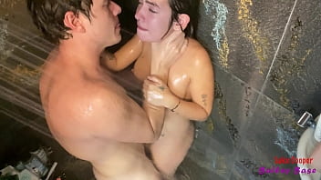 O sexo mais quente no chuveiro de todos os tempos com a universitária Nympho