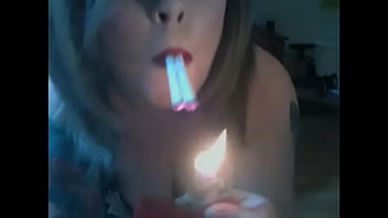Британская госпожа-толстушка Тина Снуа выкуривает 2 сигареты без фильтра одновременно