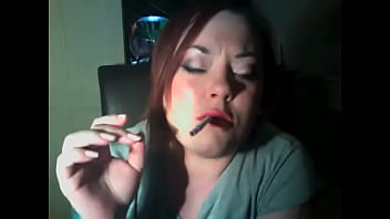 Пухлая британская госпожа Tina Snua дважды накачивает сигареты без фильтра - курящий фетиш