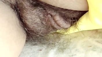 Le fighe pelose in primo piano di mia moglie latina, lei e sua nipote molto eccitate, vogliono essere scopate da cazzi grossi e grossi