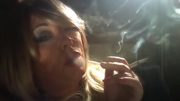 BBW Domme Tina Snua raucht eine Zigarette tief zwischen den Fingern mit Driften